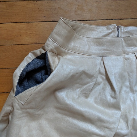 Pleated mini skirt with pockets! - Picture 3 of 4